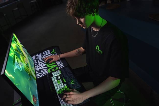 T-shirt z nadrukiem evisu daicock Razer ZF64191 jeden kolor strój